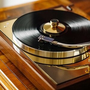 The-Classic-Reference-Turntable-Lifestyle-Image.jpg