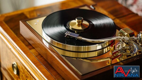 The-Classic-Reference-Turntable-Lifestyle-Image.jpg